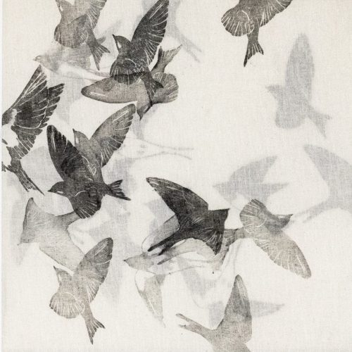 Asako Hishiki, RONDINI MIGRATRICI #5, 2023, 40×40 cm, xilografia su tessuto, plexiglas (TGart-79)
